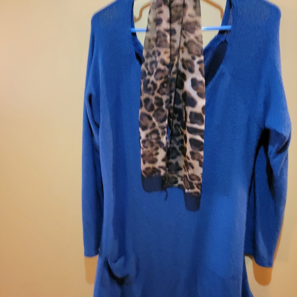 Blue tunic with leopard print accent